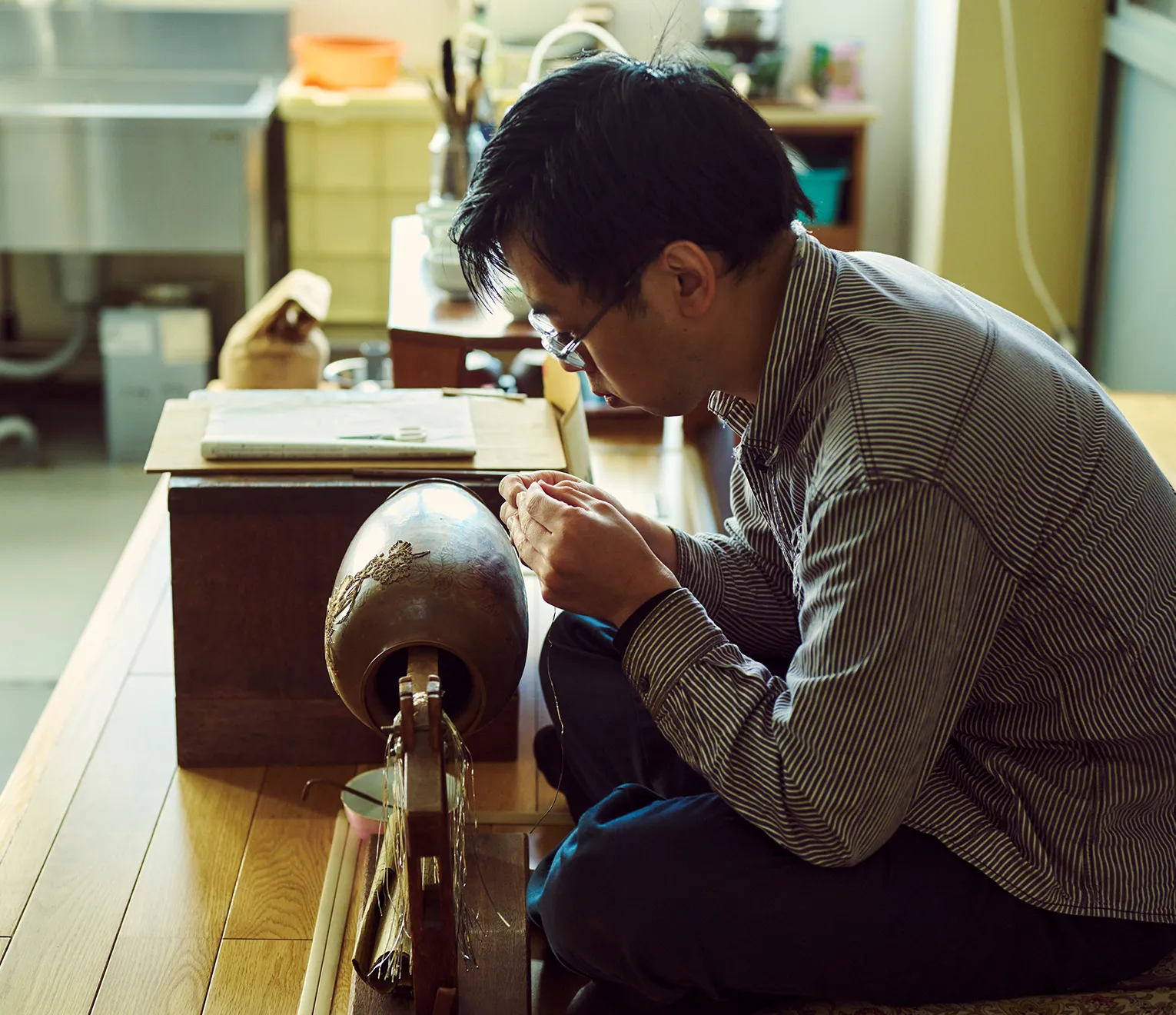 完成を待ちわびて、銀線を立てる技術と経験が大輪を育む手仕事｜植線