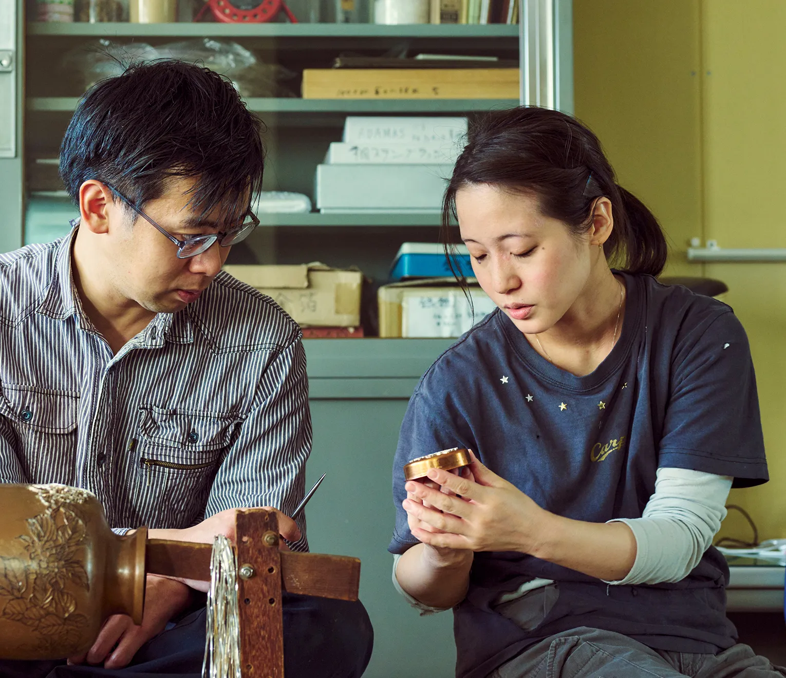 完成を待ちわびて、銀線を立てる技術と経験が大輪を育む手仕事｜植線