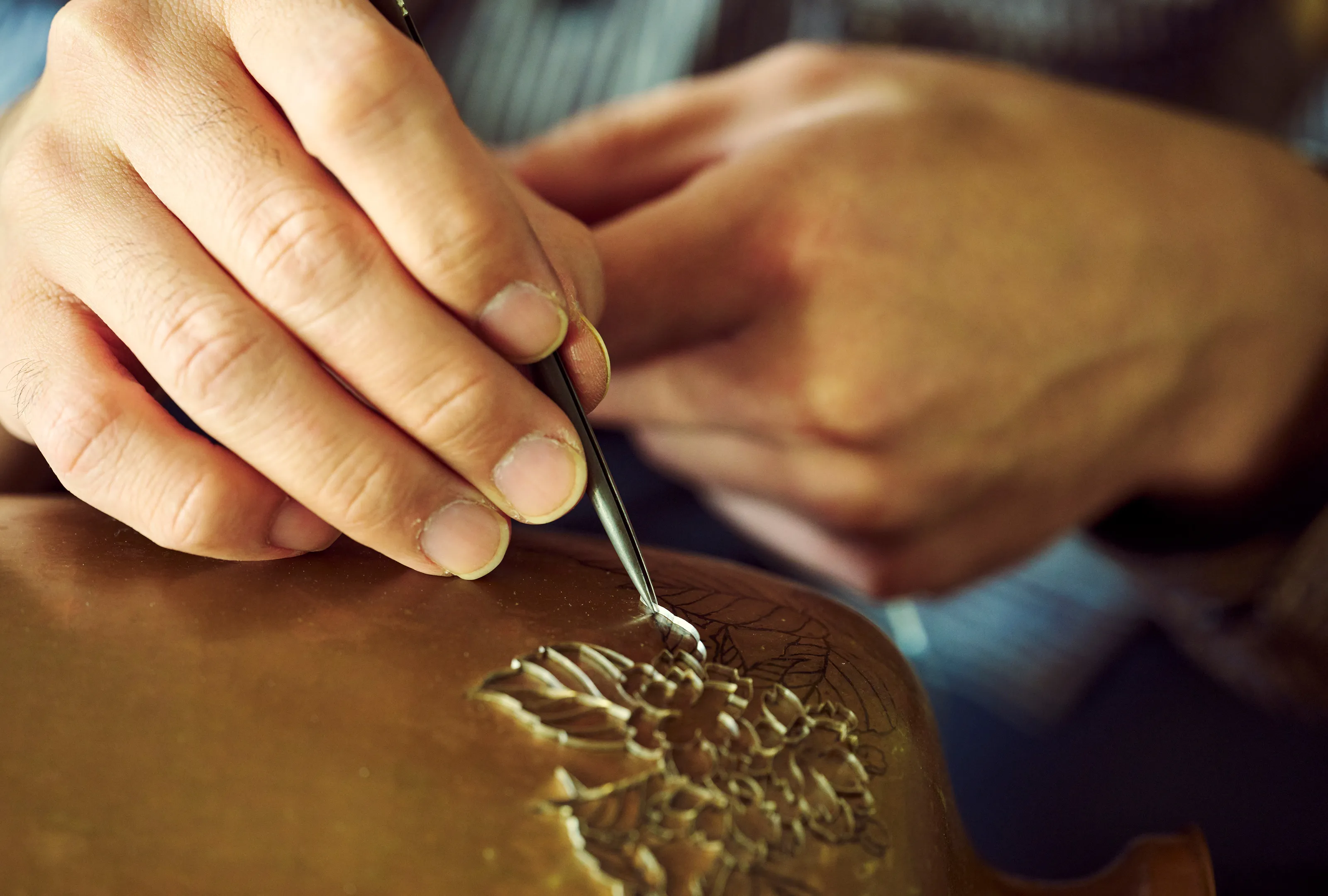 完成を待ちわびて、銀線を立てる技術と経験が大輪を育む手仕事｜植線