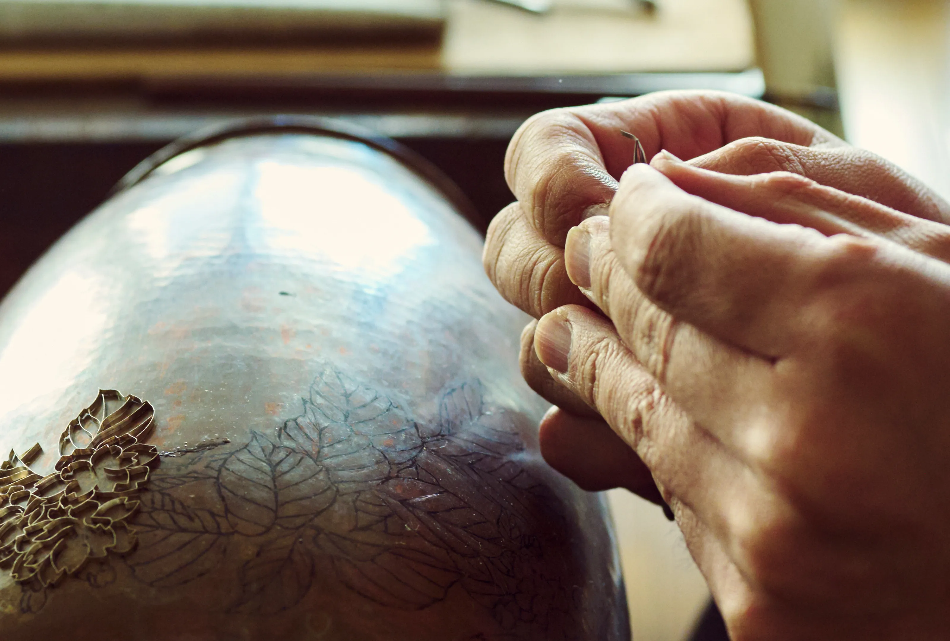 完成を待ちわびて、銀線を立てる技術と経験が大輪を育む手仕事｜植線